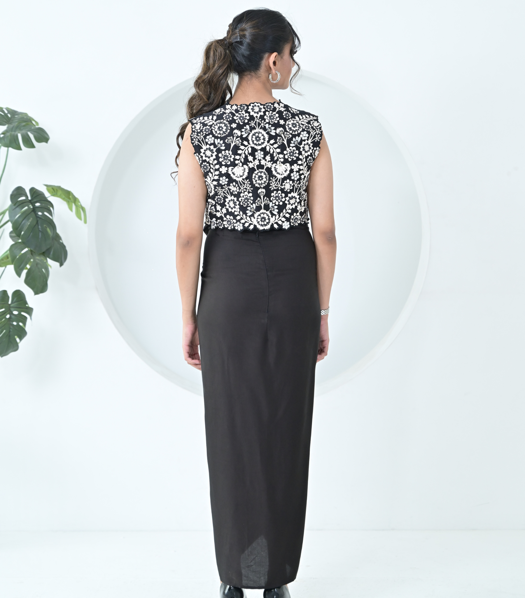 MONOCHROME PHOOL-PATTI DETACHABLE COTI WITH BUSTIER & KNOT SKIRT SET