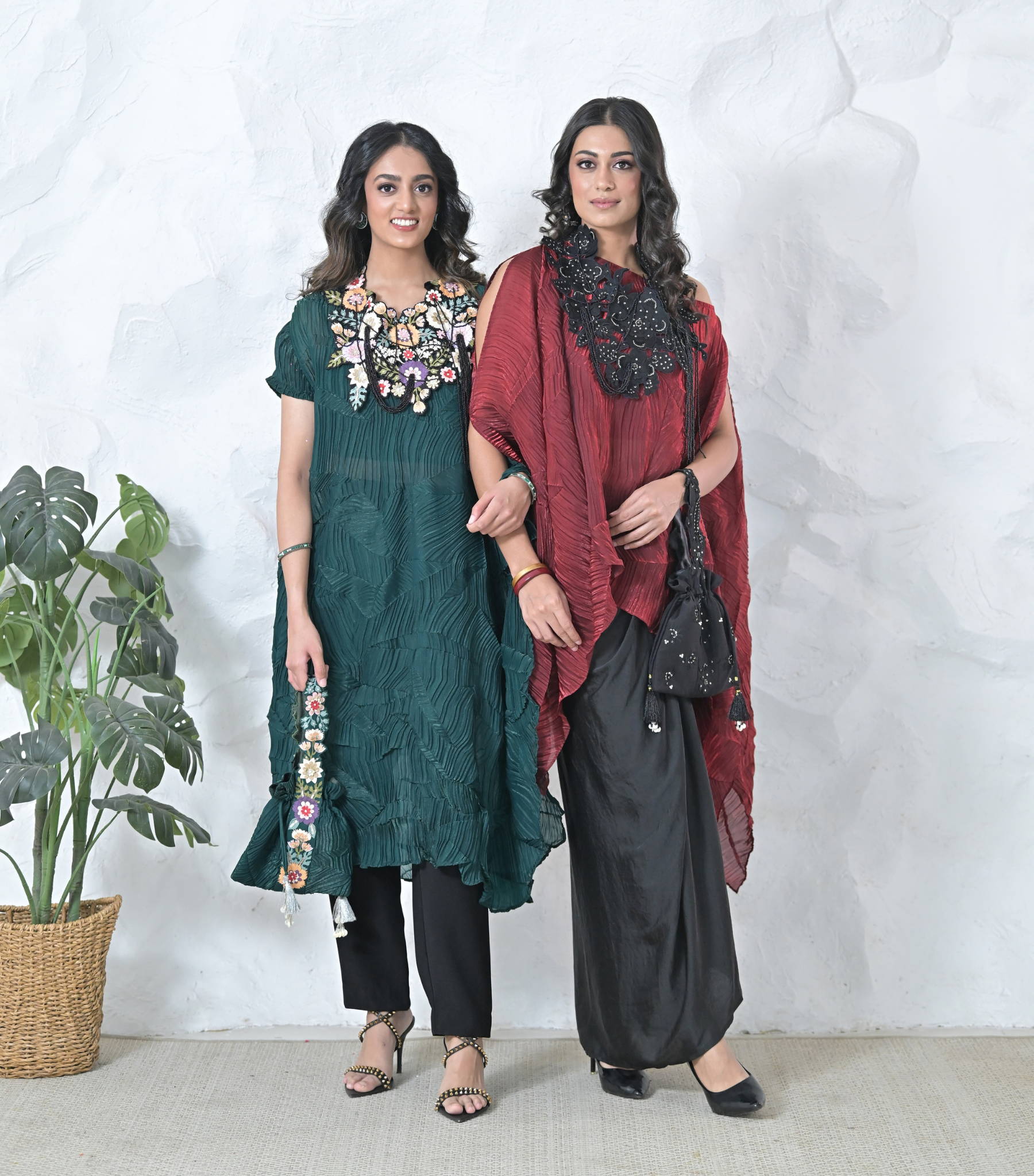 PEARL PETAL TASSELS NECKPIECE RED CRINKLED CAPE SET