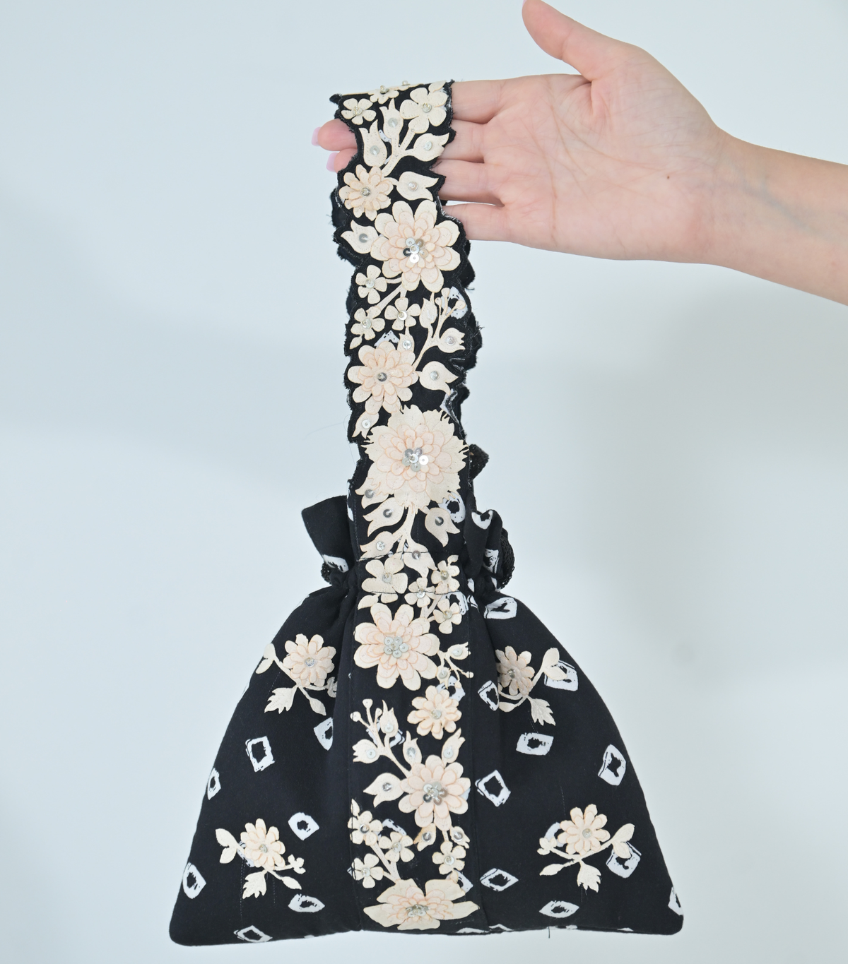 IVORY PHOOL-PATTI BANDHANI POTLI BAG – BLACK SQUARE PRINT