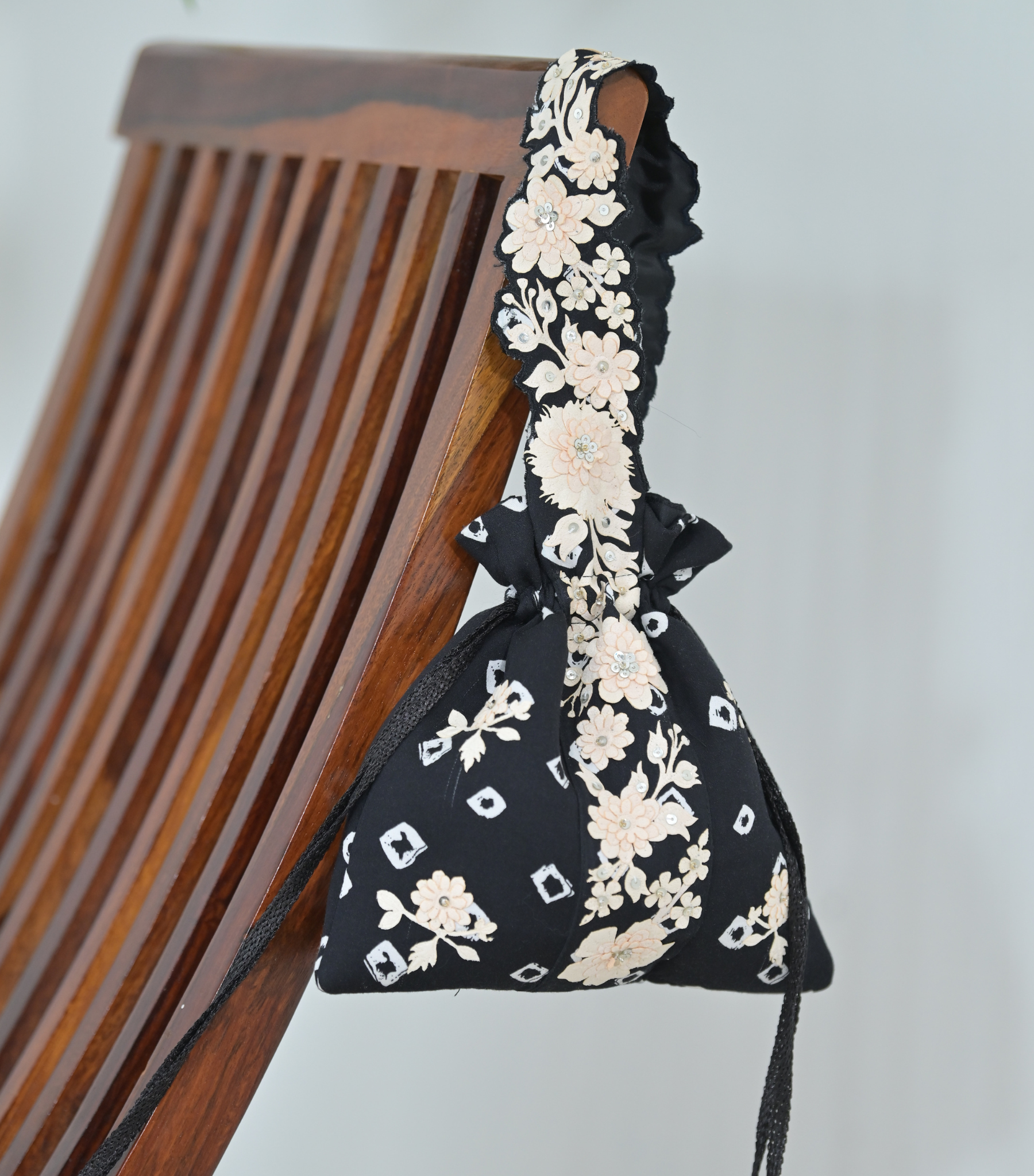 IVORY PHOOL-PATTI BANDHANI POTLI BAG – BLACK SQUARE PRINT
