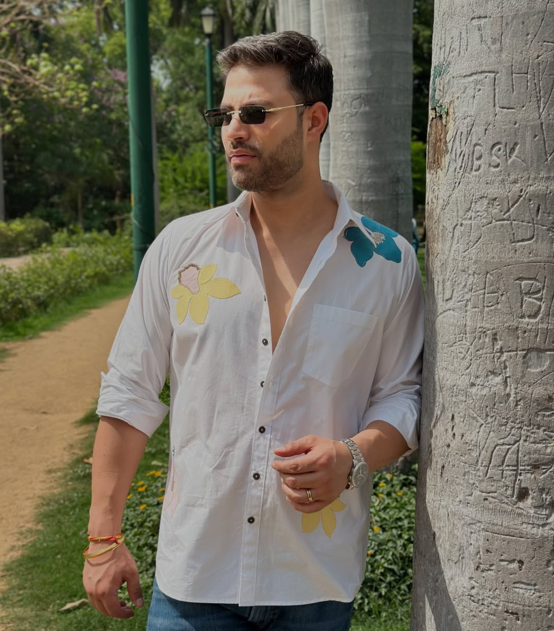 PRATEEK KEWALRAMANI - CLASSIC WHITE SHIRT WITH FLORAL ABSTRACT