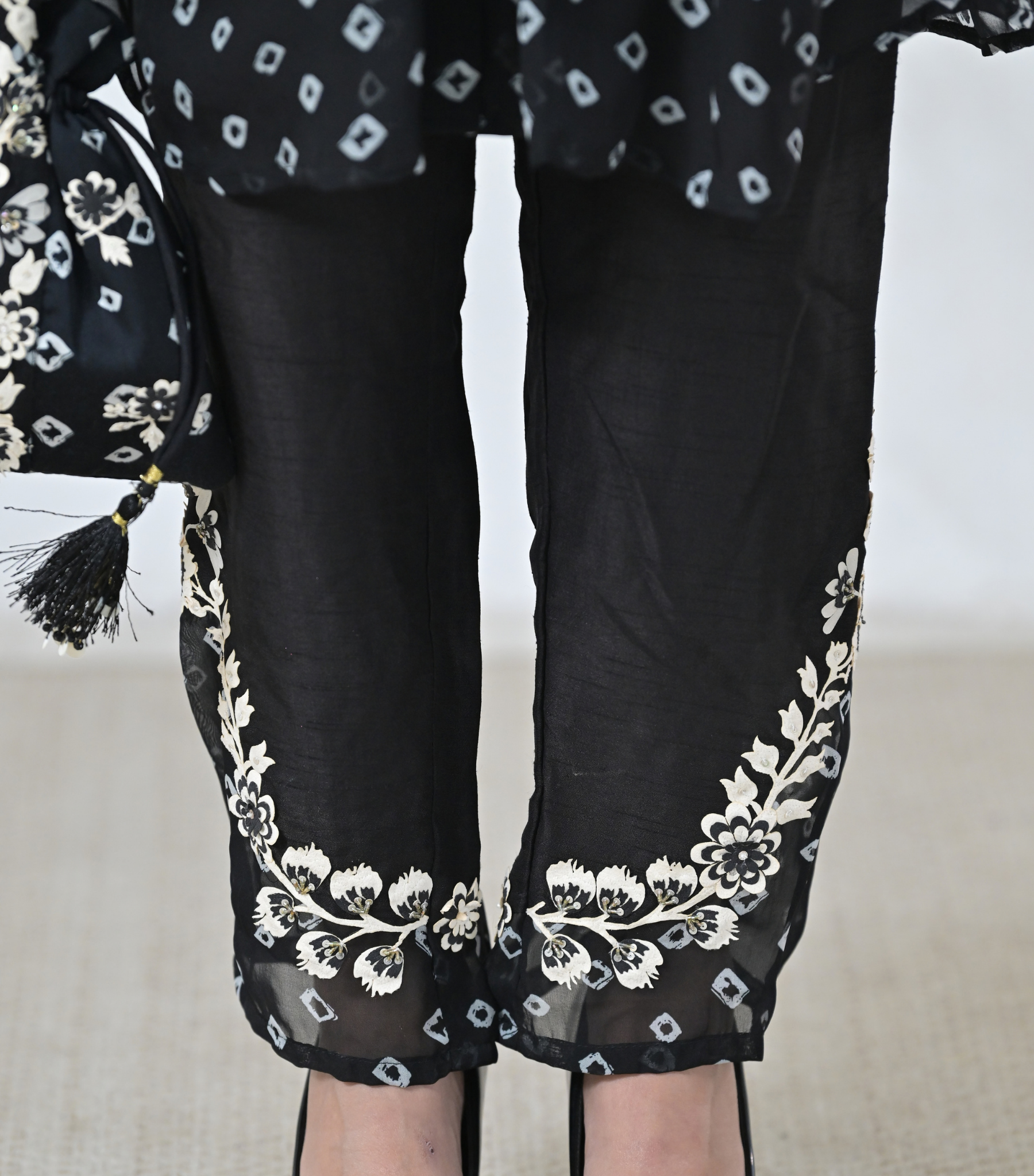 MONOCHROME PHOOL-PATTI BANDHANI TUNIC SET WITH EMBROIDERED PANTS